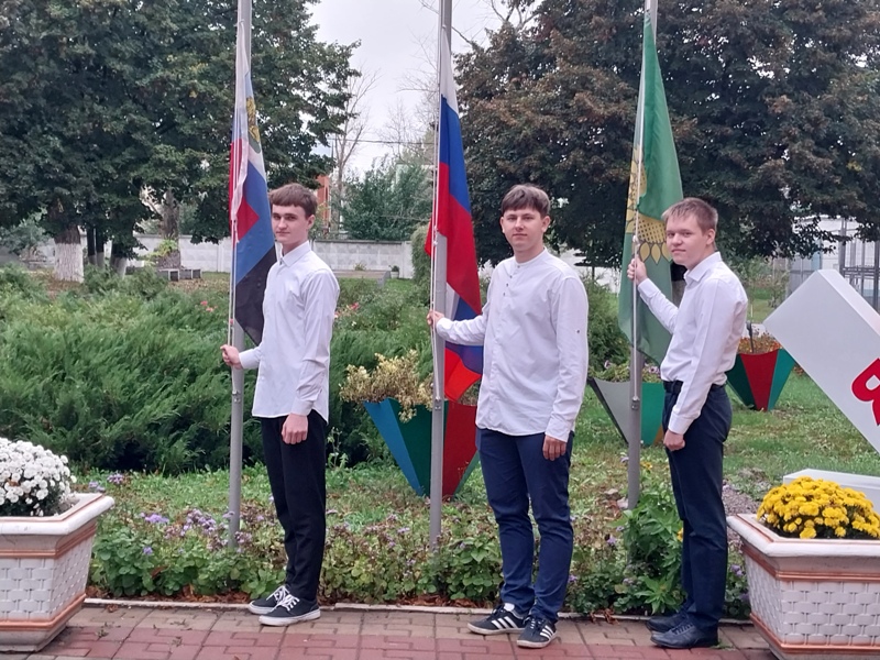 Поднятие Государственного флага Российской Федерации,  флага Белгородской области и Алексеевского городского округа в МБОУ «СОШ №3» Алексеевского городского округа.