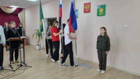 Поднятие Государственного флага Российской Федерации, флага Белгородской области и Алексеевского городского округа в МБОУ «СОШ №3» Алексеевского городского округа.