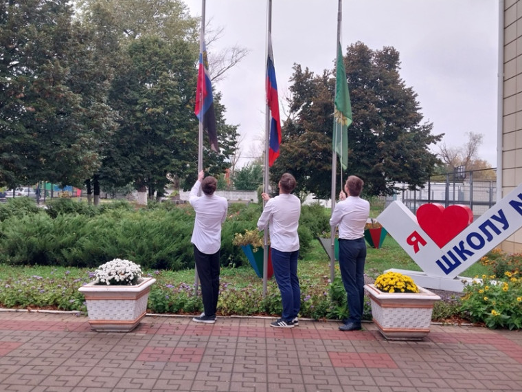 Поднятие Государственного флага Российской Федерации,  флага Белгородской области и Алексеевского городского округа в МБОУ «СОШ №3» Алексеевского городского округа.